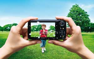 Betrachten Sie Ihre 3D-Bilder und -Videos mit blo&szlig;em Auge auf dem LCD Display.