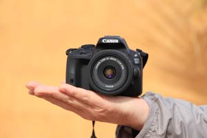 Die EOS 100D mit dem super kompakten EF 40mm 1:2,8 STM Objektiv